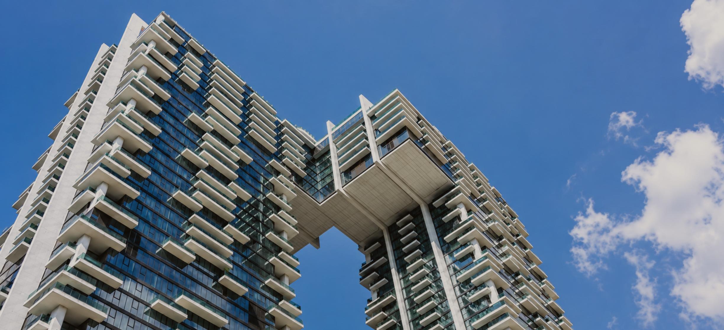 Tour résidentielle moderne vue depuis le sol